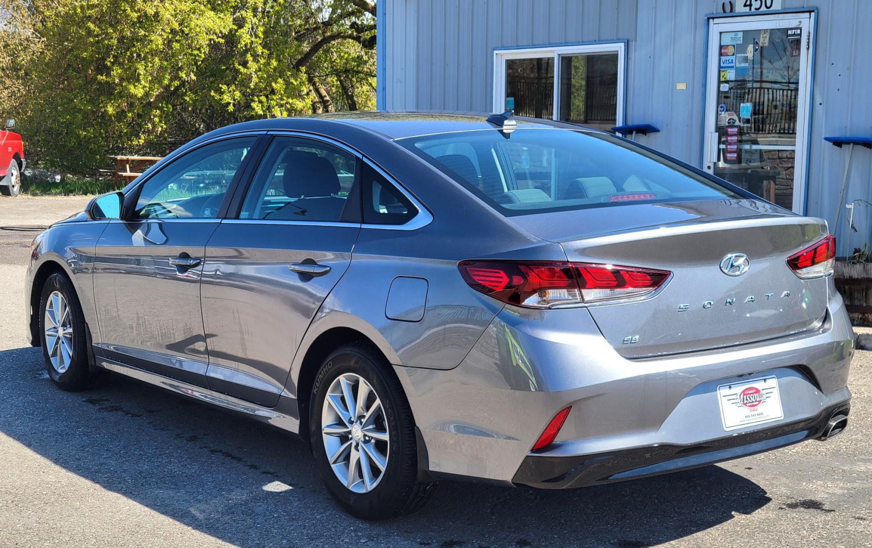 2018 Grey /Black Hyundai Sonata SE (5NPE24AF5JH) with an 2.4L I4 engine, 6 Speed Automatic transmission, located at 450 N Russell, Missoula, MT, 59801, (406) 543-6600, 46.874496, -114.017433 - Beautiful Sedan with only 15,600 Miles. 2.4L I4 Engine. 6 Speed Automatic Transmission. Bluetooth. Backup Camera. Air. Cruise. Tilt. power Windows and Locks. - Photo#10